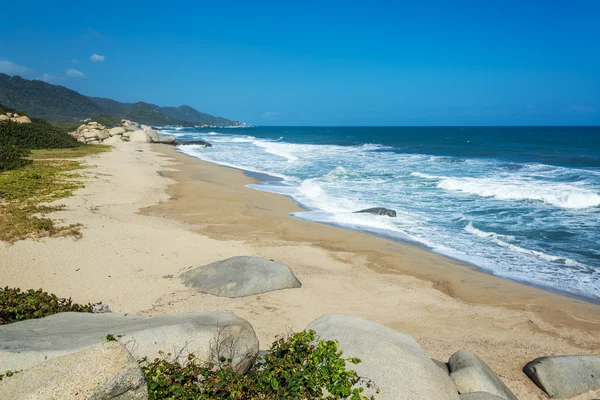 Lunga spiaggia deserta — Foto Stock