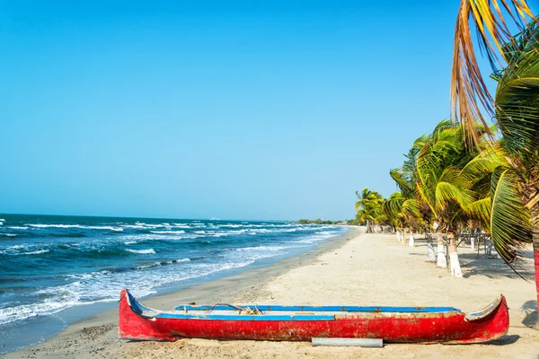 Playa y Canoa Roja — Foto de Stock