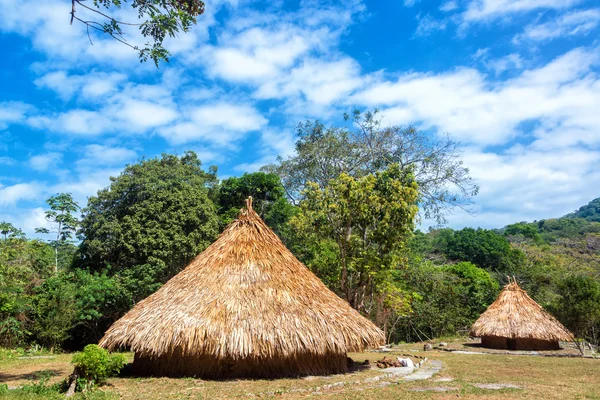 Duas cabanas indígenas — Fotografia de Stock