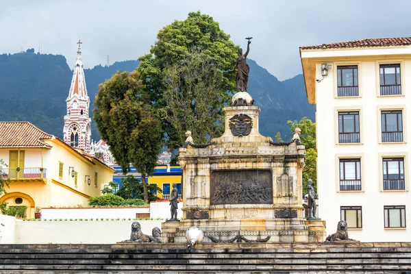 Monumento e igreja — Fotografia de Stock