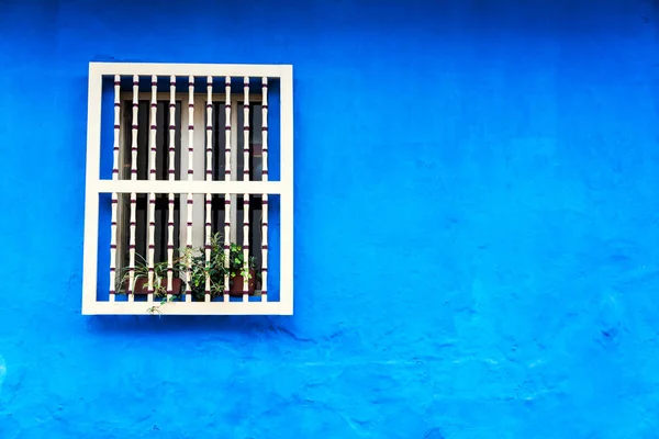 Niebieską ścianą kolonialne — Zdjęcie stockowe