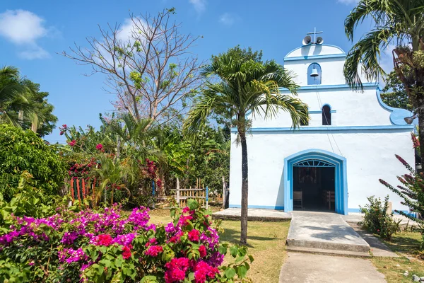 Iglesia Blanca y Flores —  Fotos de Stock