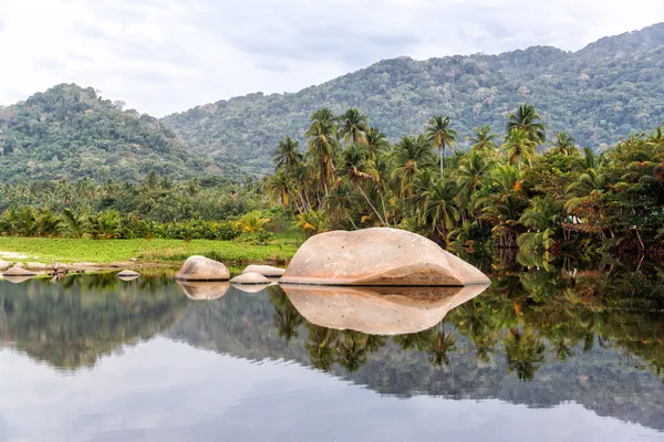 Reflektierter Felsen — Stockfoto