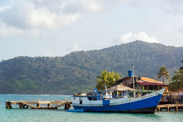 Barco en un puerto — Foto de Stock