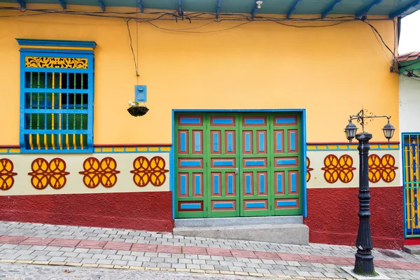 Oude kleurrijke huis — Stockfoto
