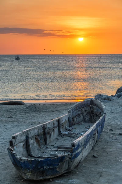 Canoa e tramonto — Foto Stock