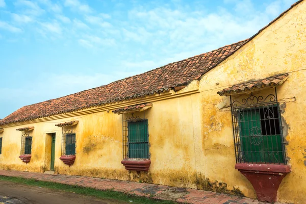 Жёлтое колониальное здание — стоковое фото
