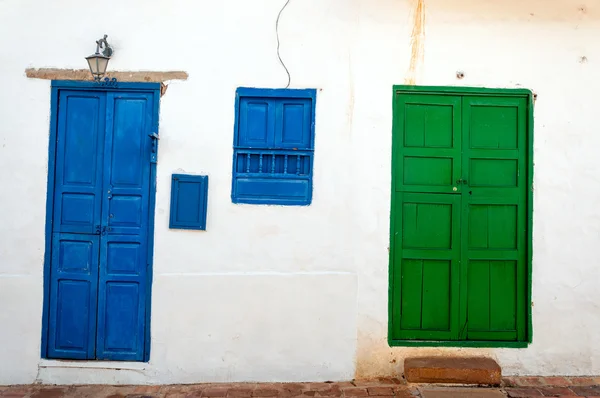 Drzwi niebieski i zielony — Zdjęcie stockowe