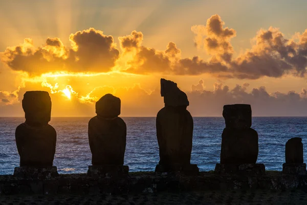 Пять моаи на закате — стоковое фото