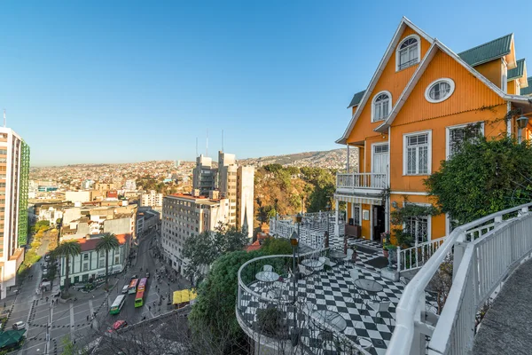 Orange hus med utsikt över valparaiso — Stockfoto