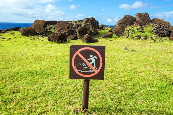 Moai tabelada tırmanmak değil — Stok fotoğraf