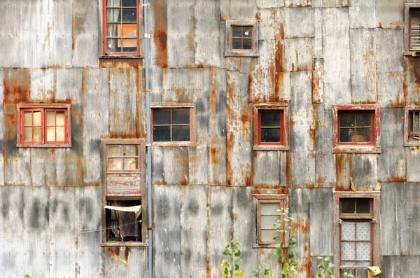 Rustik vägg och windows — Stockfoto