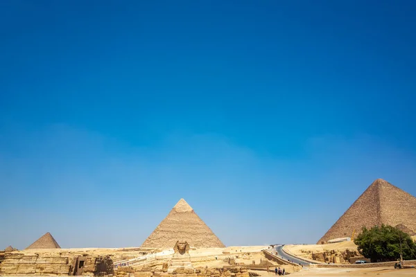 Άποψη Της Σφίγγας Και Τρεις Πυραμίδες Στη Γκίζα Της Αιγύπτου — Φωτογραφία Αρχείου