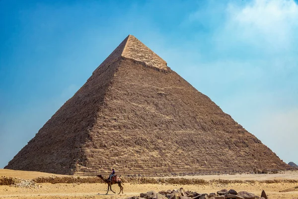 Giza Egypt Juli 2021 Een Persoon Rijdt Een Kameel Buurt — Stockfoto