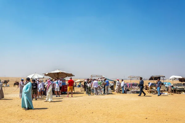 Giza Egito Julho 2021 Turistas Vendedores Perto Grande Pirâmide Gizé — Fotografia de Stock