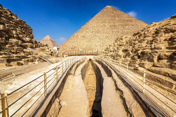 Boot Put Naast Grote Piramide Van Gizeh Egypte — Stockfoto