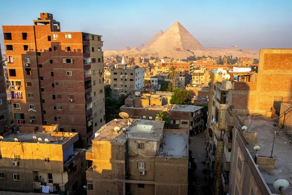 Stadtbild Von Gizeh Und Die Pyramiden Ägypten lizenzfreie Stockbilder