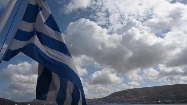 希腊国旗缓缓飘扬 背后是戏剧性的天空和岛屿 — 图库视频影像