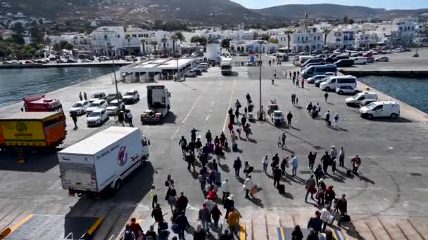 Paros Griechenland Oktober 2021 Passagiere Und Autos Verlassen Eine Fähre — Stockvideo