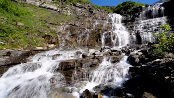 Veduta Una Bellissima Cascata Nel Parco Nazionale Del Ghiacciaio — Video Stock