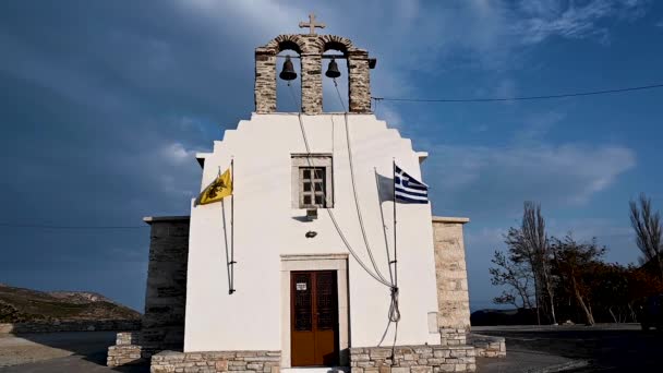 Piccola Cappella Bianca Naxos Grecia Con Una Bandiera Bizantina Greca — Video Stock