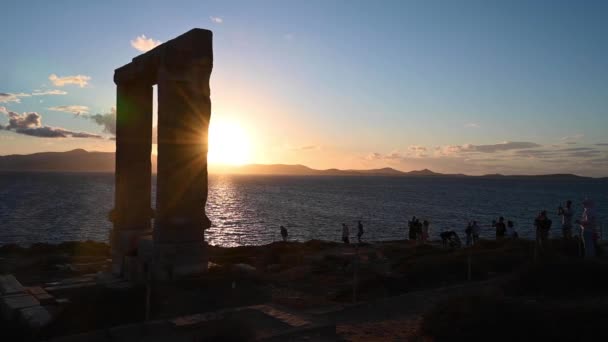Naxos Grèce Octobre 2021 Coucher Soleil Groupe Personnes Derrière Temple — Video