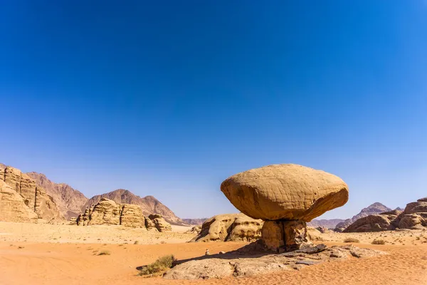 Vista Famosa Rocha Cogumelos Wadi Rum Jordânia — Fotografia de Stock
