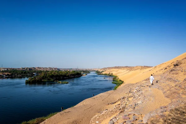 Aswan Egito Julho 2021 Homem Caminha Sobre Dunas Areia Acima — Fotografia de Stock