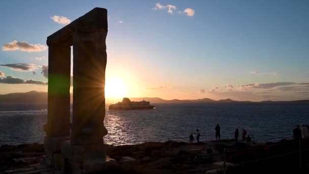 Naxos Grécia Outubro 2021 Pôr Sol Grupo Pessoas Atrás Templo — Vídeo de Stock