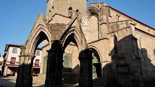 葡萄牙吉马拉伊中世纪中心的历史名胜古迹奥利韦拉教堂的景观 — 图库视频影像