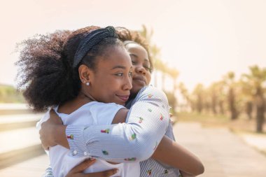 Parkta sarılan iki yakın arkadaş.