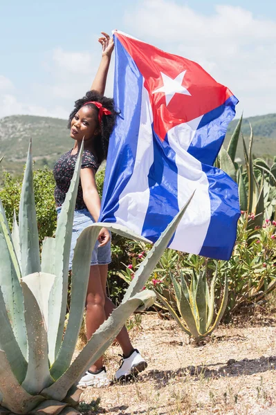 Egy kubai zászlót lobogtató nő látványa — Stock Fotó