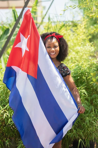 Függőleges fénykép egy kubai zászlót viselő nőről — Stock Fotó