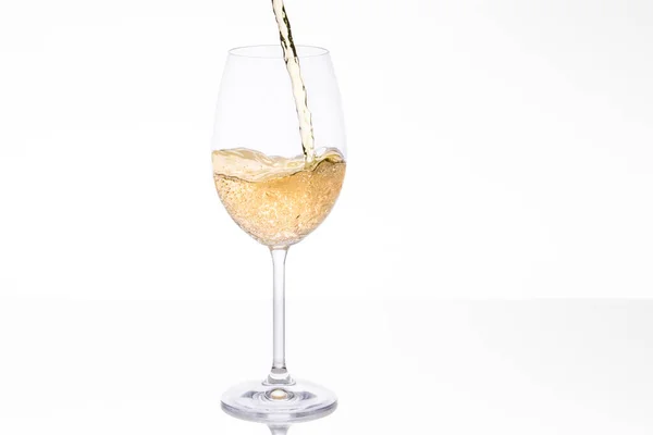 Glass being filled with bubbly white wine — ストック写真