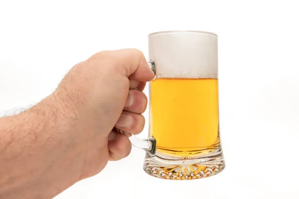 Man hand håller en uppfriskande mugg öl — Stockfoto