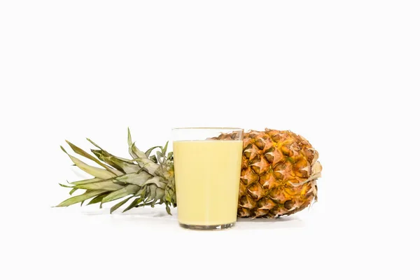 Orzeźwiający koktajl ananasowy ze świeżym ananasem — Zdjęcie stockowe