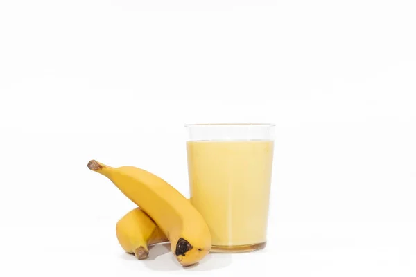 Delicious banana smoothie with two whole bananas — Stock Photo, Image