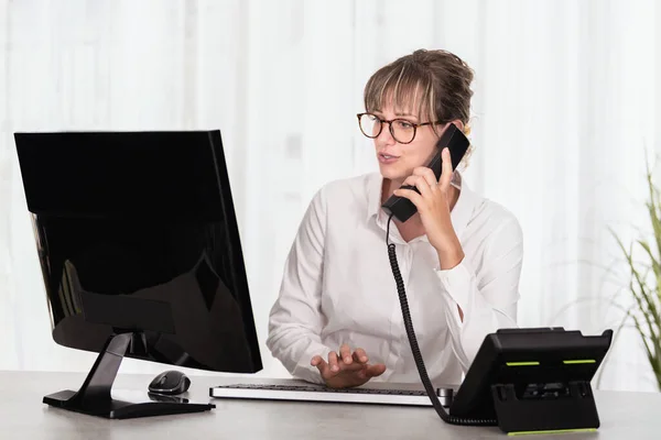 Mujer Negocios Caucásica Con Anteojos Camisa Blanca Usando Computadora Hablando —  Fotos de Stock