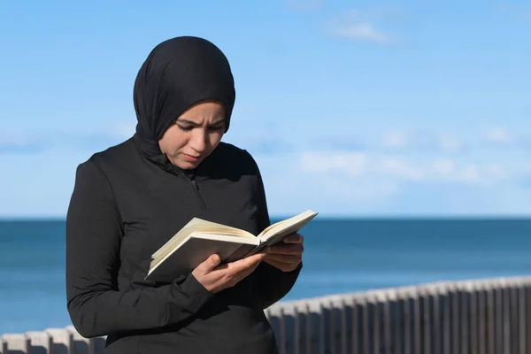 Großaufnahme Einer Fokussierten Muslimischen Frau Die Einen Hijab Trägt Und — Stockfoto