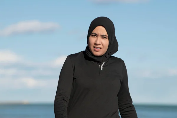 Junge Muslimische Frau Hidschab Und Sportbekleidung Die Auf Einem Unscharfen — Stockfoto