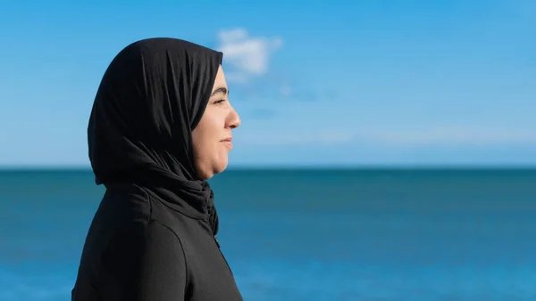 Lächelnde Muslimische Frau Hidschab Vor Unscharfem Meereshintergrund Selektiver Fokus Und — Stockfoto