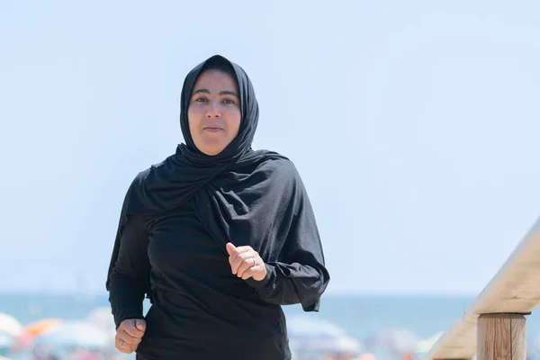 Großaufnahme Einer Arabischen Frau Einem Hidschab Die Einem Unscharfen Strand — Stockfoto