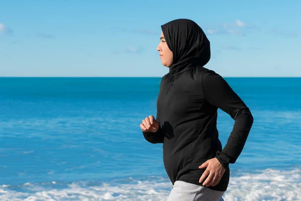 Arabische Frau Hidschab Die Einem Unscharfen Strand Entlang Läuft Selektiver — Stockfoto