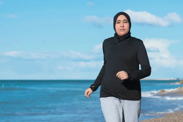 Konzentrierte Arabische Frau Mit Hidschab Die Strand Der Nähe Eines — Stockfoto