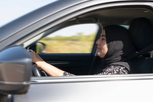 Mujer Musulmana Enfocada Usando Hiyab Conduciendo Coche Fondo Fuera Foco — Foto de Stock