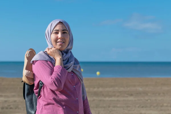 Lächelnde Muslimische Frau Mit Rucksack Und Schuhen Während Sie Auf — Stockfoto
