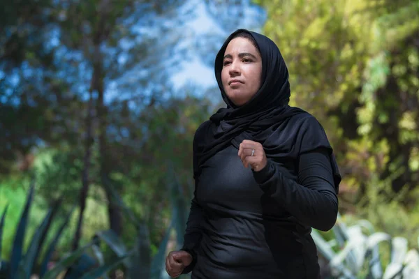 Muslimische Frau Die Einen Hidschab Trägt Und Auf Einem Unscharfen — Stockfoto