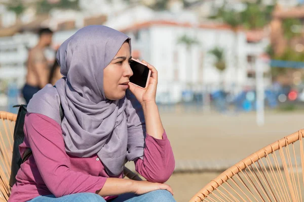 Nahaufnahme Einer Arabischen Frau Hijab Die Auf Ihrem Handy Auf — Stockfoto