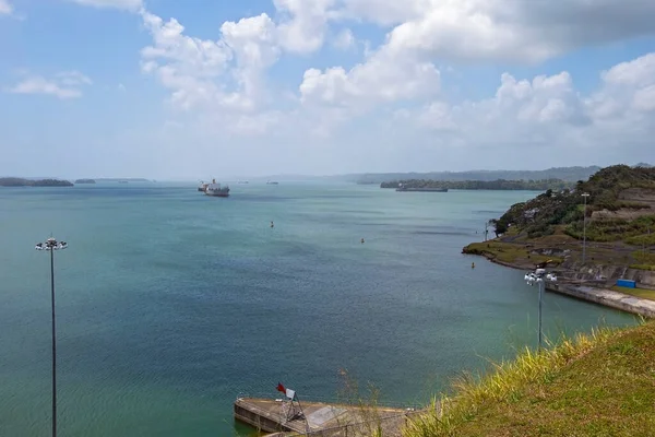 Panama Kanalı manzarası. Panama Kanalı 'ndan geçen bir geminin geçişi