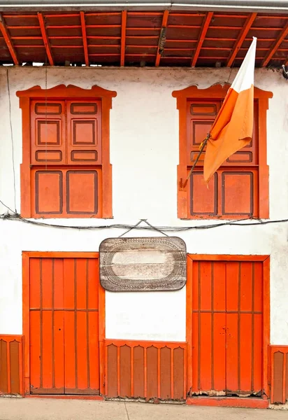 哥伦比亚萨莱托市房屋的漂亮立面 色彩斑斓的传统房屋之门 — 图库照片